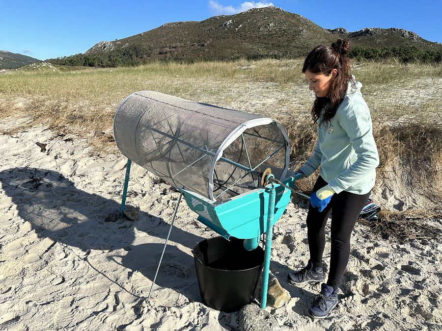 Máquina usada por la ONG Good Karma en la limpieza de playas en Cataluña, ahora en la playa de Lariño