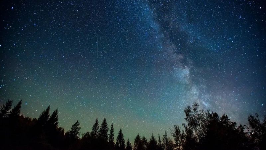Un anillo de galaxias de 4.000 millones de años descubierto por una estudiante desafía la teoría del universo