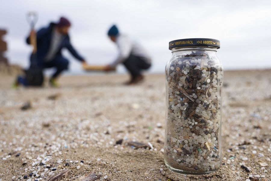 Las playas de Tarragona reciben el rastro de pellets de los gigantes del plástico