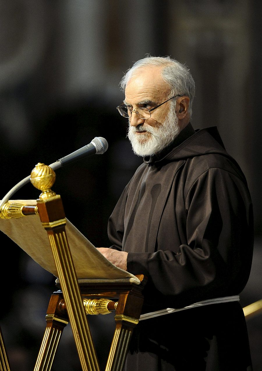 EL PREDICADOR DE LA CASA PONTIFICIA RANIERO CANTALAMESSA COMPARA EN UN SERMÓN EL ANTISEMITISMO CON LOS RECIENTES ATAQUES A LA IGLESIA