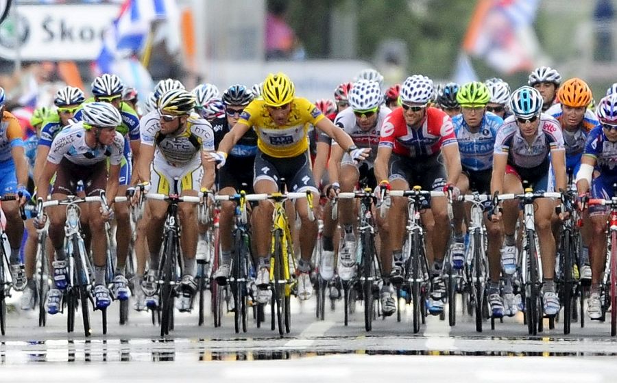 El ciclista suizo Fabian Cancellara del equipo Saxo Bank (c) hace una seña al resto de corredores para cruzar todos juntos la línea de meta.