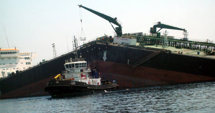 Un barco petrolero sin carga se parte en dos cerca del canal de Suez ...