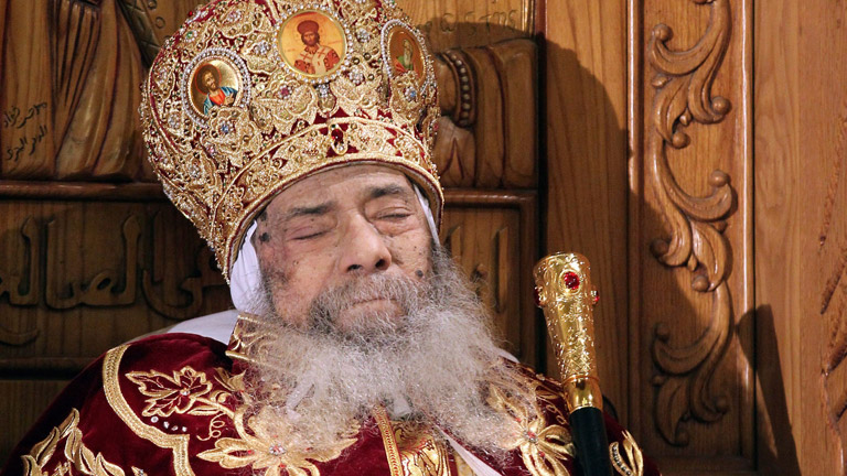 Miles de cristianos conmocionados despiden al papa de la Iglesia copta -  
