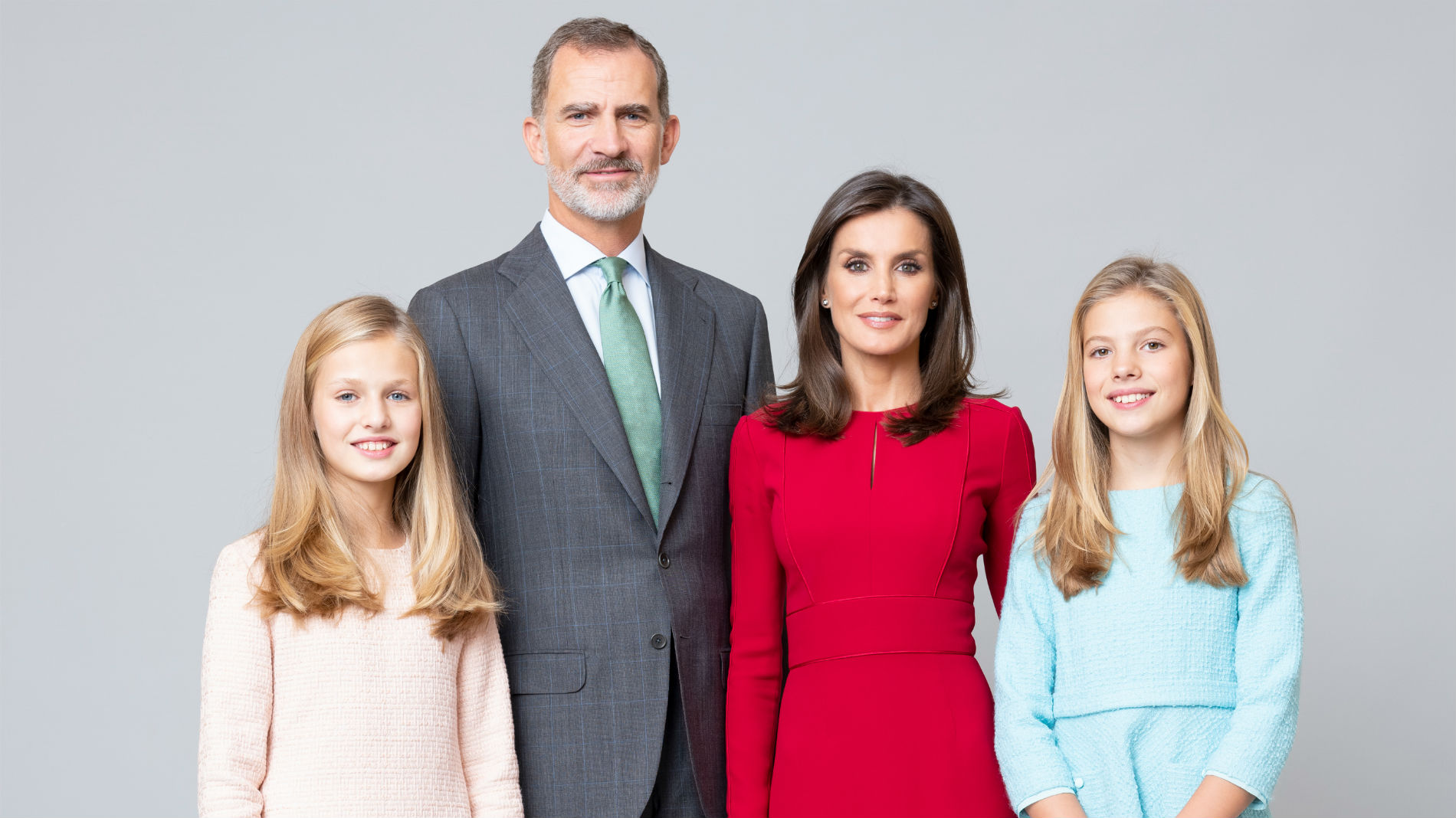 Los reyes y sus hijas estrenan retratos oficiales l RTVE