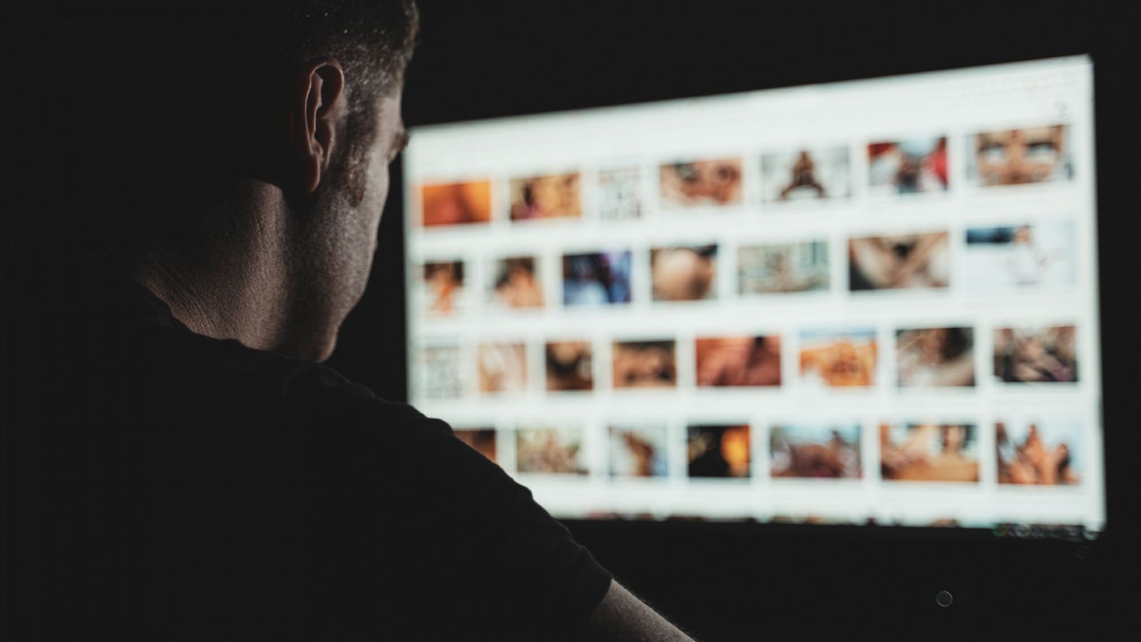 El consum de pornografia, un risc silenciós per la salut mental
