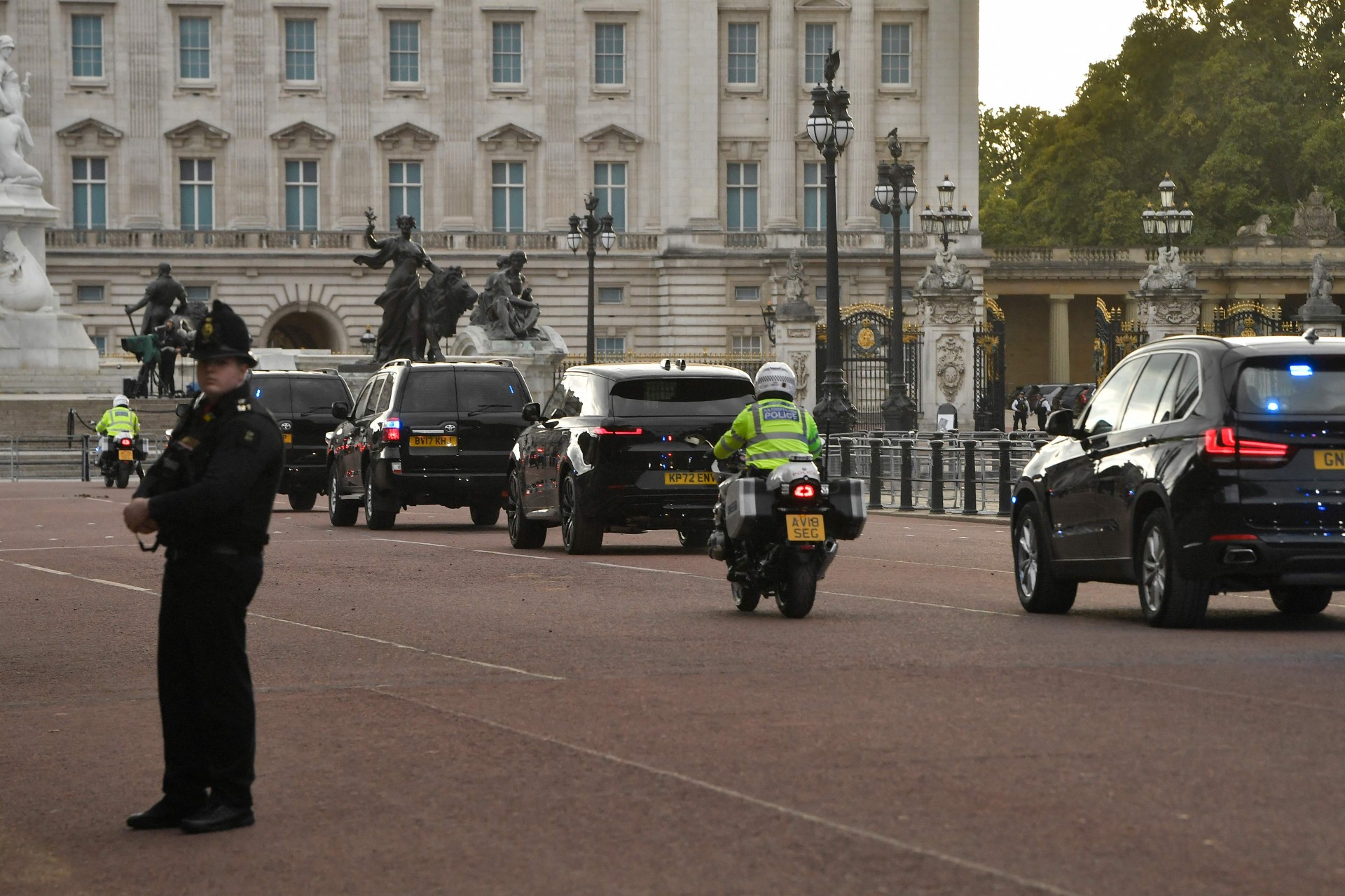 El convoy del presidente estadounidense llega al palacio de Buckingham