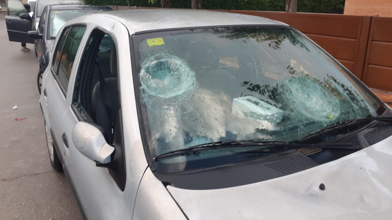  Un cotxe amb el vidre de davant trencat per l'impacte de dues pedres que han caigut aquest dimarts a la tarda a Corçà