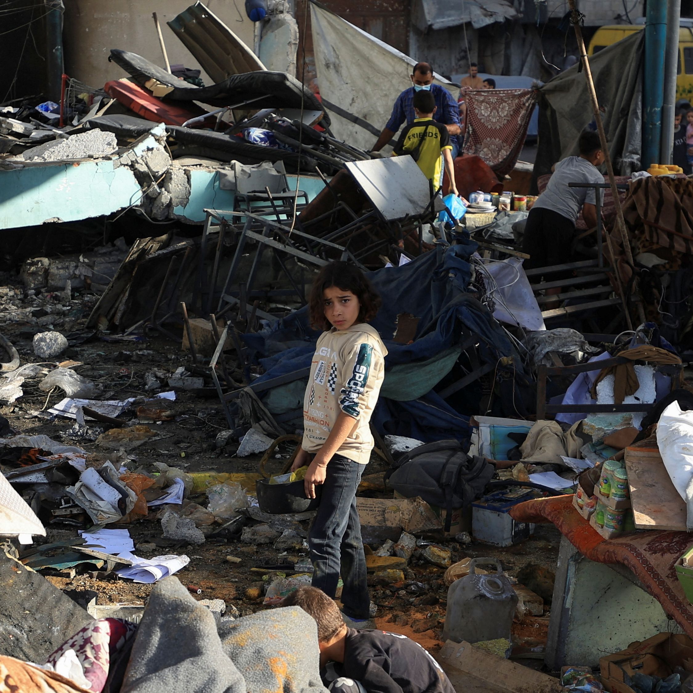 Crónica internacional – En Gaza, decenas de personas asesinadas durante el bombardeo israelí sobre una escuela en la que se refugiaban
