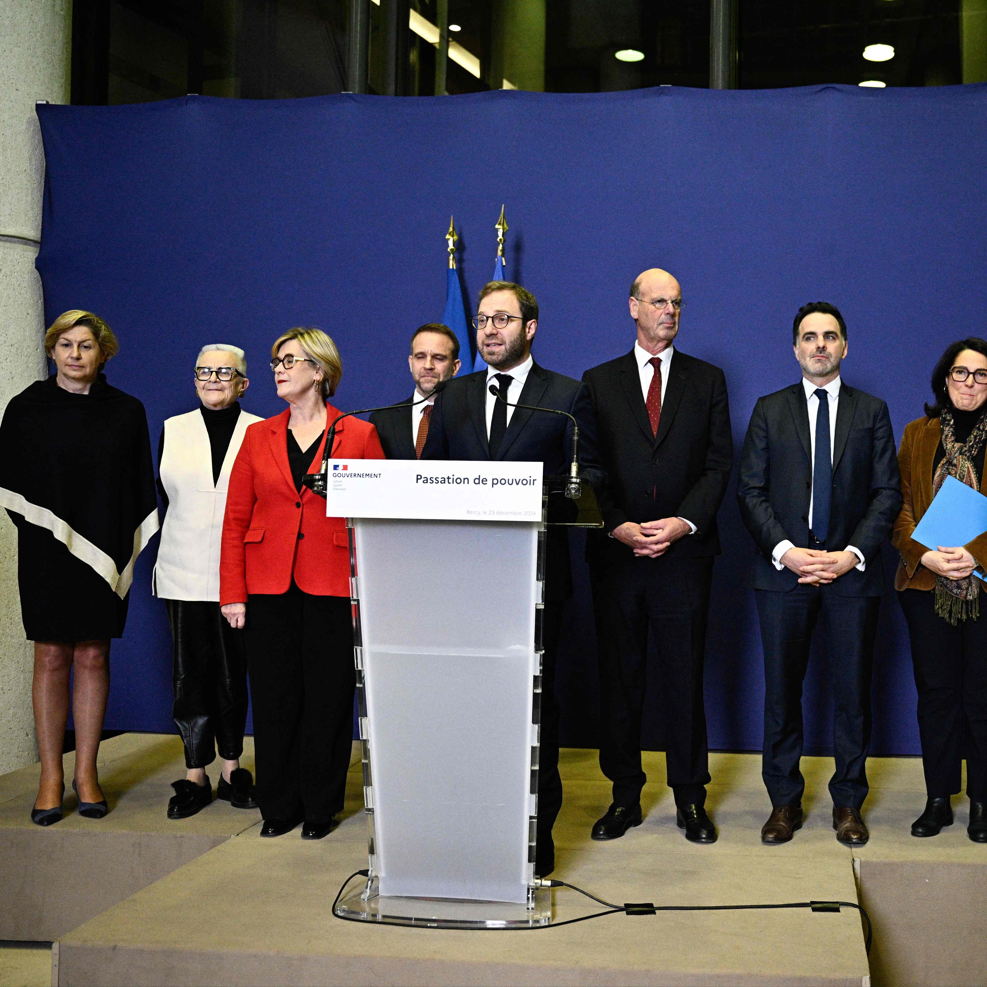 Crónica internacional –  Gobierno francés continuista. La oposición le augura una vida efímera