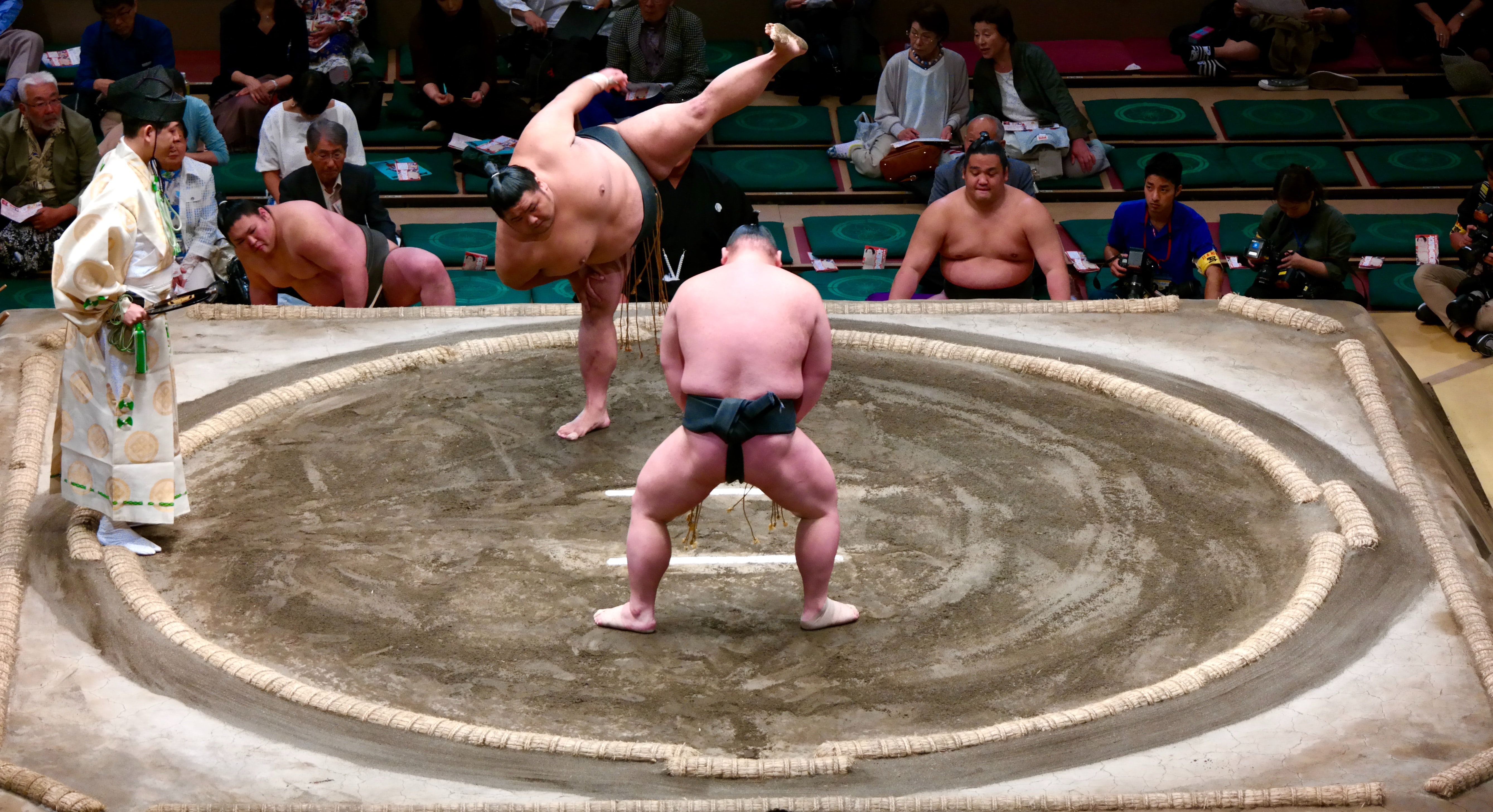 Documenta2 - Una vida normal. Crónica de un luchador de sumo 