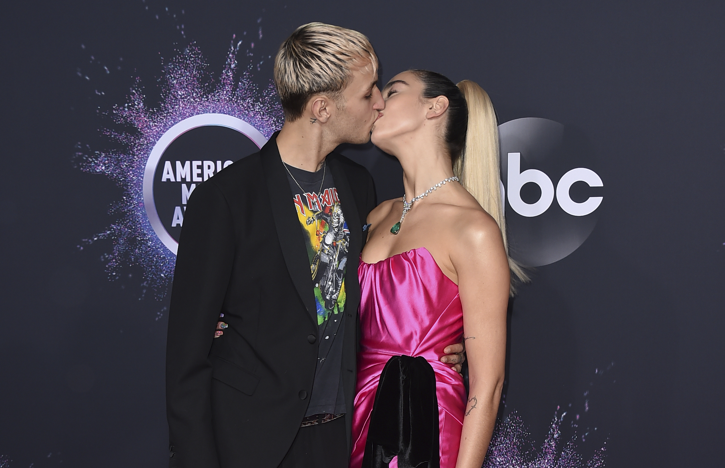 Dua Lipa y Anwar Hadid celebran su primer aniversario en la cama Dua Lipa y Anwar Hadid celebran su primer aniversario en la cama