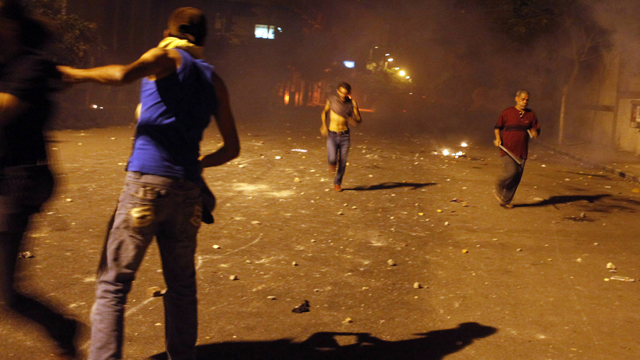la batalla campal entre la policía y manifestantes en la plaza tahrir