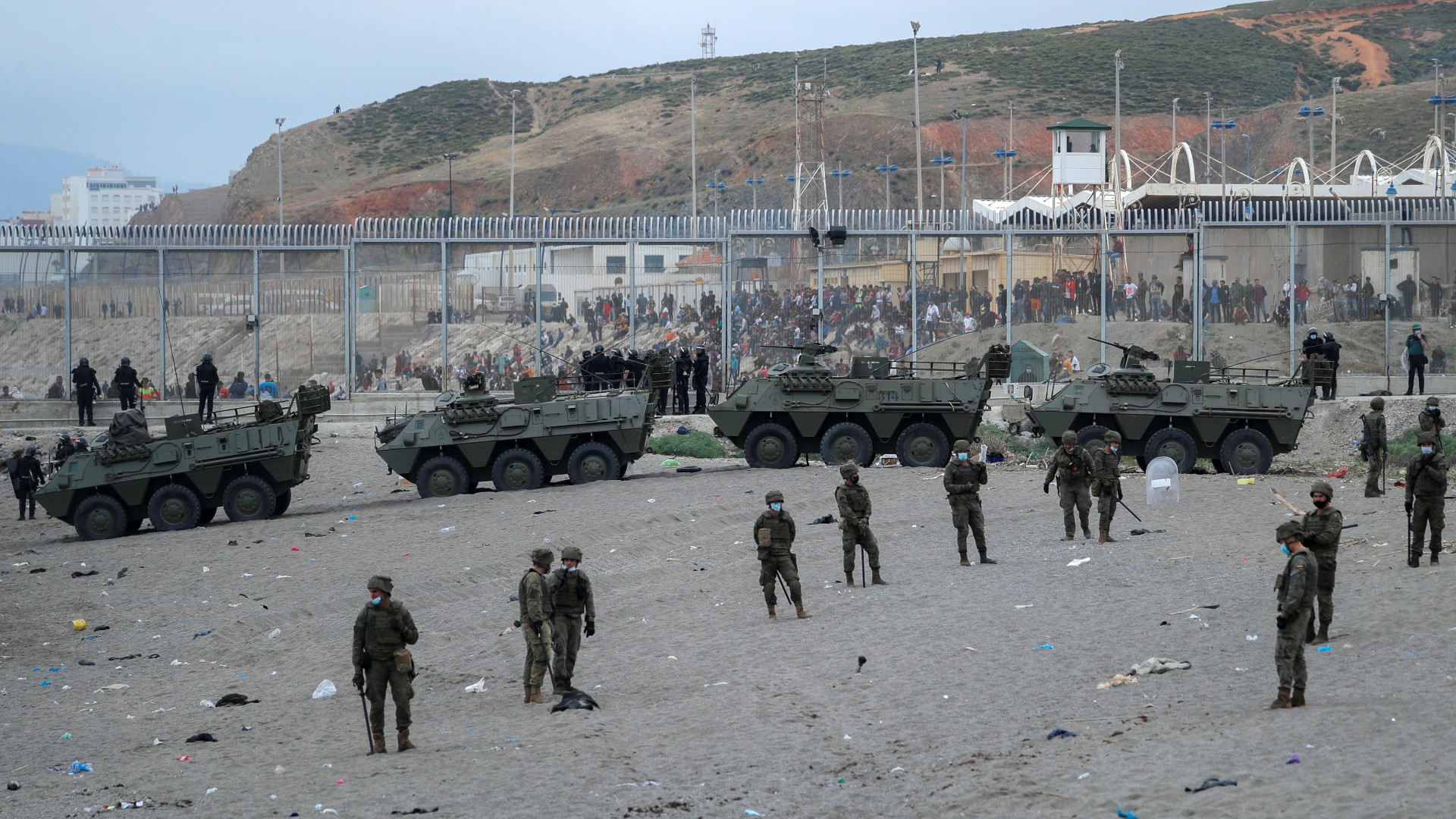 Cientos de migrantes siguen llegando a la frontera con Ceuta