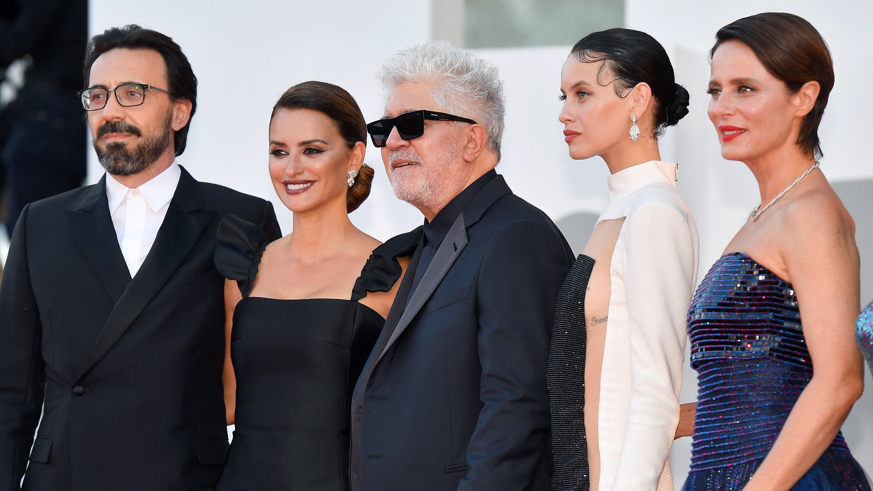 Penélope Cruz, Milena Smit y Almodóvar: sus looks en Venecia