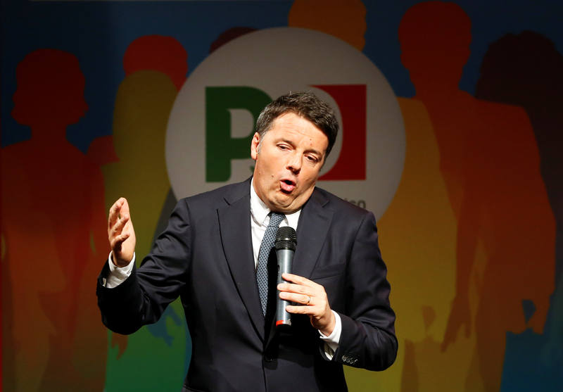 El exprimer ministro y líder del Partido Democrático, Matteo Renzi, durante un mitin en Nápoles