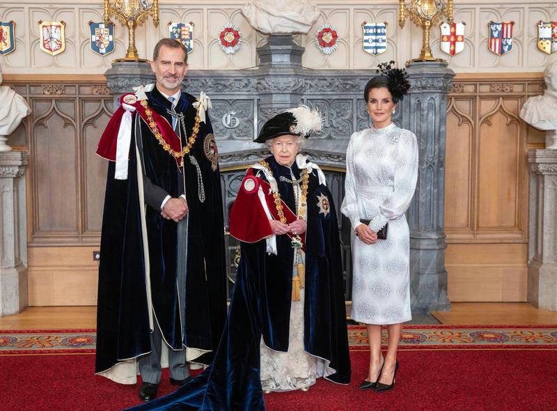 La reina Isabel II le ha impuesto al Rey la Orden de la Jarretera, máxima distinción de la corona británica.