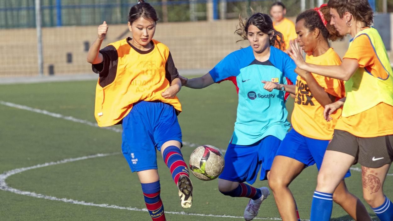 Futbol per viure i integrar-se: 35 dones refugiades troben suport a Ramassà