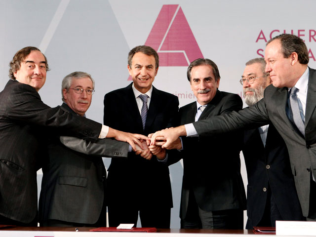 El Gobierno, los sindicatos y la patronal firman solemnemente el ...