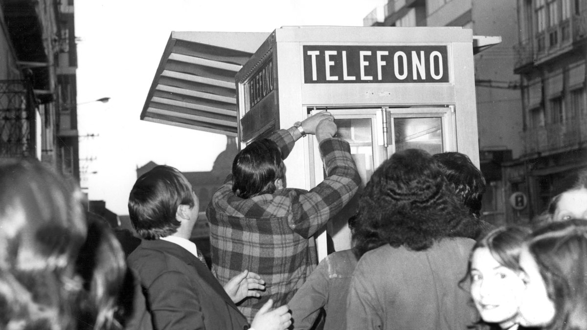 Las Cabinas Telefónicas Se Salvan Un Año Más Pero Las Guías Desaparecen Rtvees 2183