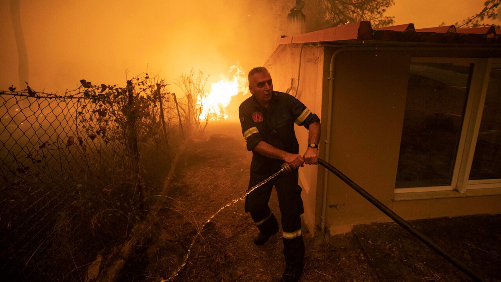 Los incendios forestales rodean varios pueblos en la isla ...