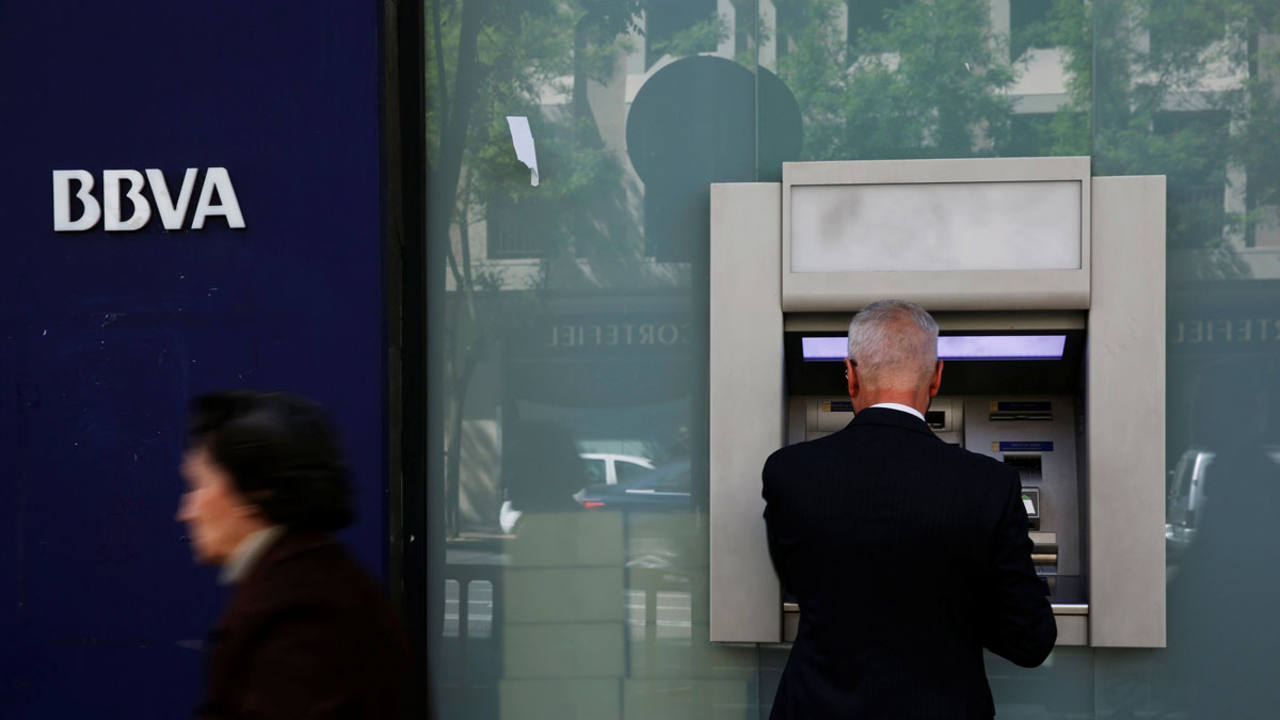 BBVA Gana Un 33,6% Menos Hasta Junio | RTVE.es