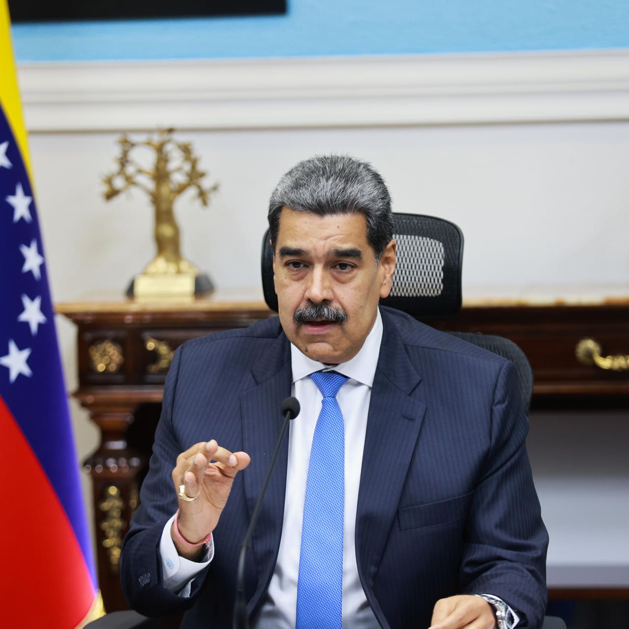 Hora América - Baja participación en los comicios municipales de Venezuela