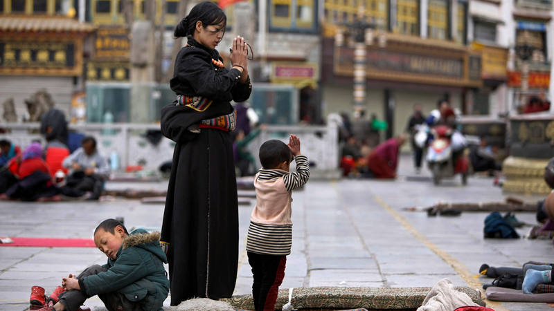 Imagen de archivo de gente orando en los alrededores del templo de Jokhang