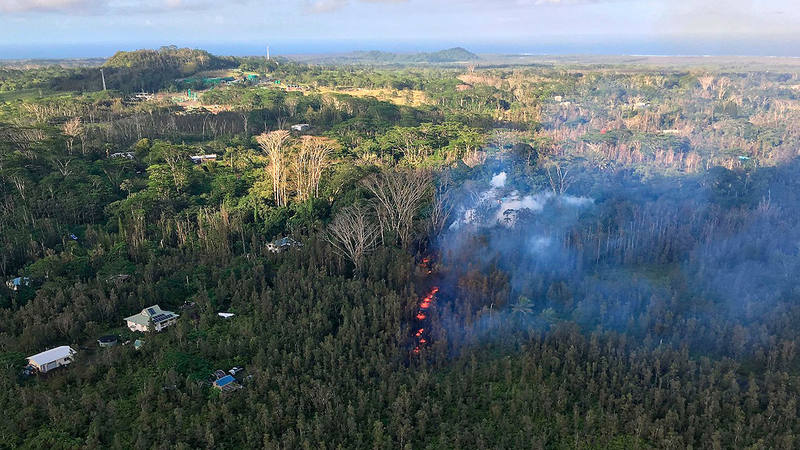Imagen difundida por el Servicio Geológico de Estados Unidos (USGC) de un río de lava del volcán Kilauea cerca de Leilani Estates, en la isla de Hawai, EE.UU.