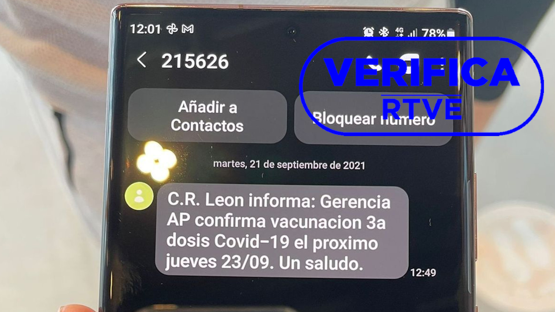 Imagen enviada por la Junta de Castilla y León en septiembre para advertir de un mensaje que estaba generando confusión sobre la tercera dosis en León, con el sello azul de VerificaRTVE