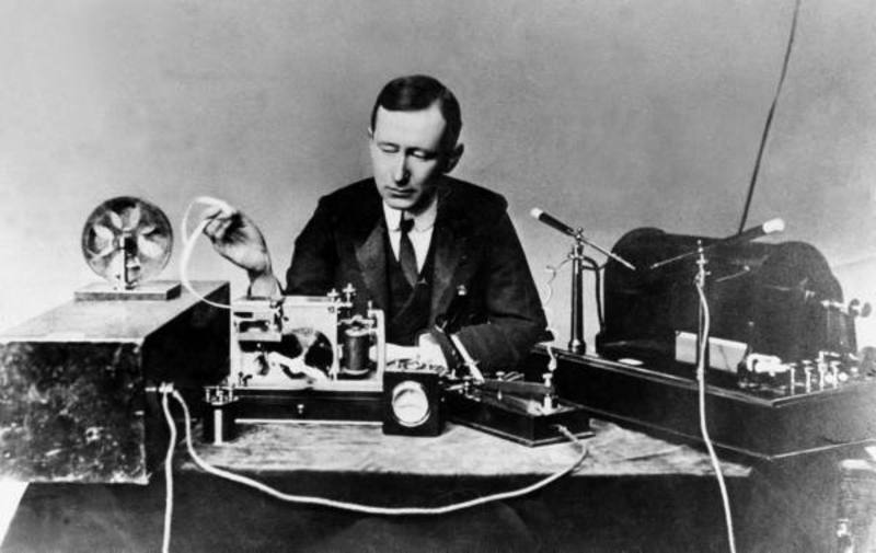 El Italiano Guillermo Marconi con su sistema de radio