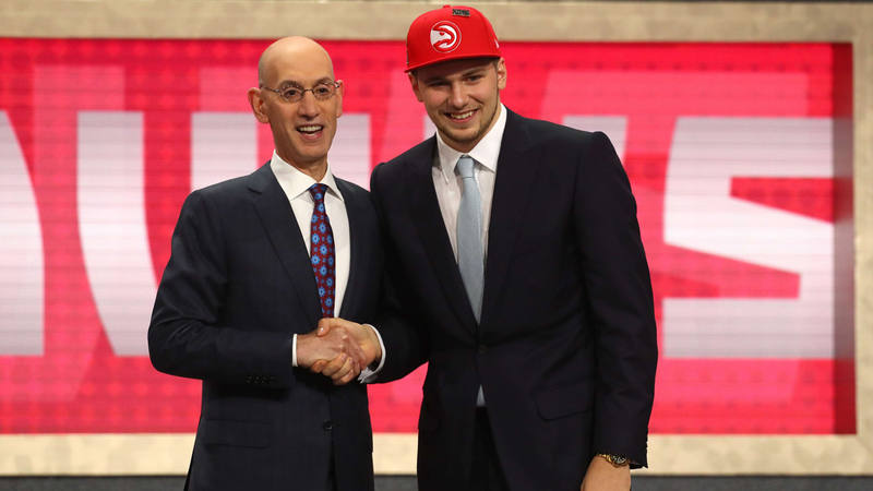 Luka Doncic saluda a Adam Silver en el sorteo del Draft 