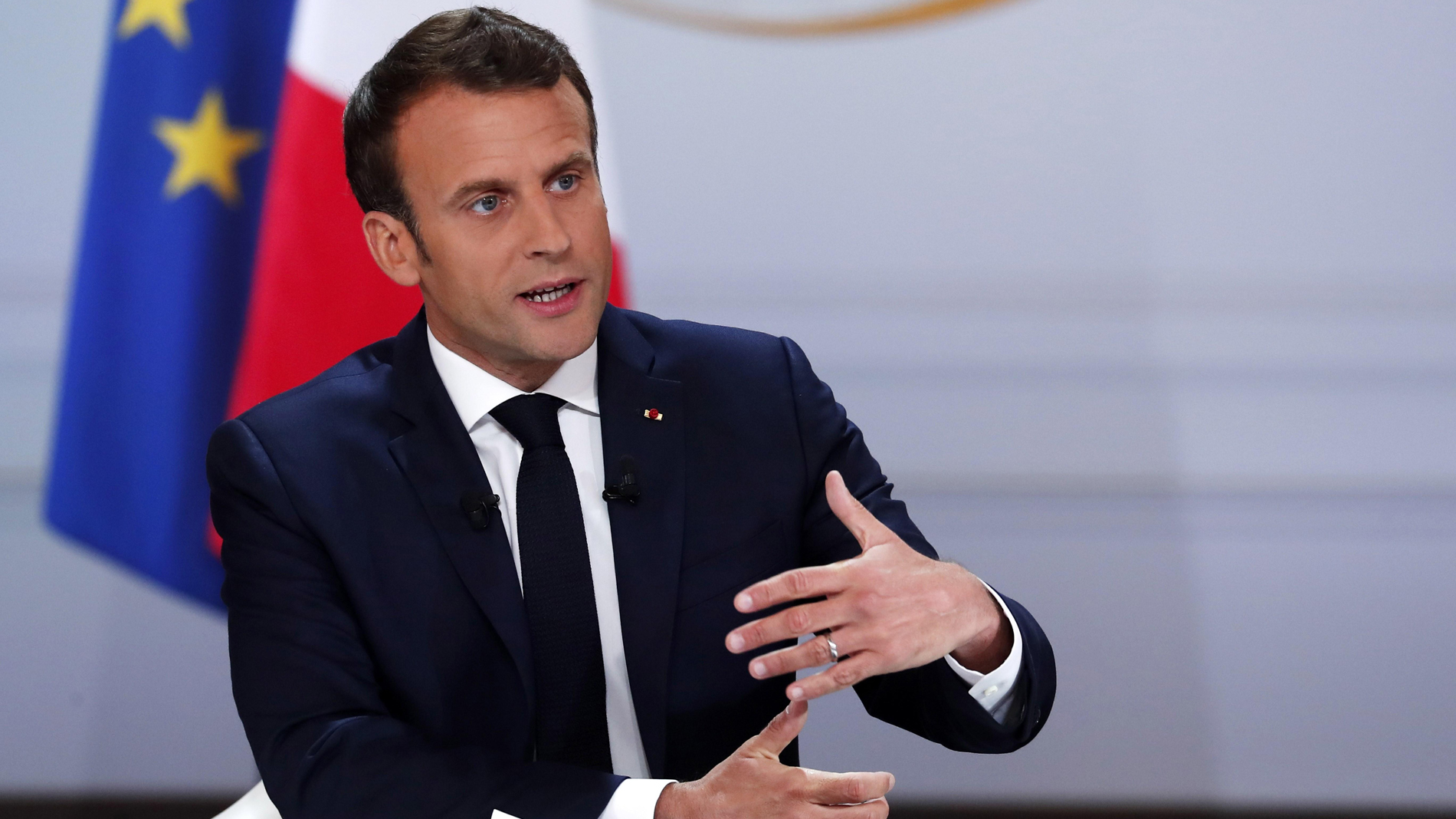 Macron promete bajar el impuesto de la renta y más descentralización en Francia como respuesta a los 'chalecos amarillos