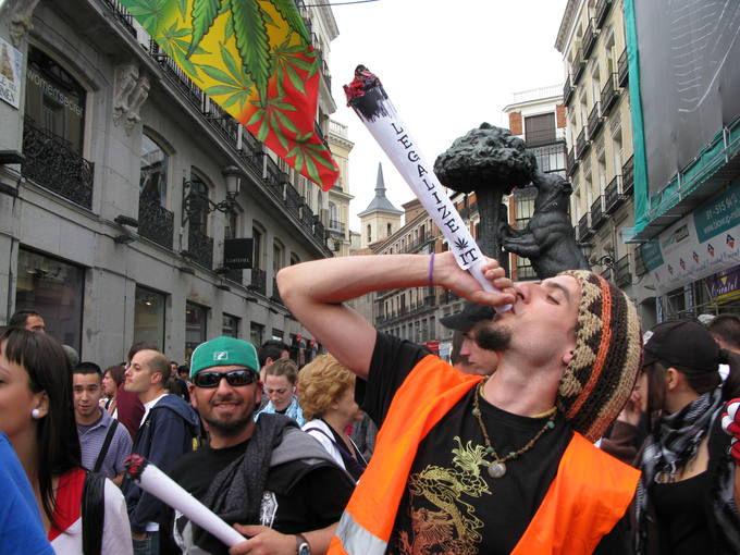 La 'gran fumada ' por las calles de Madrid RTVE.es