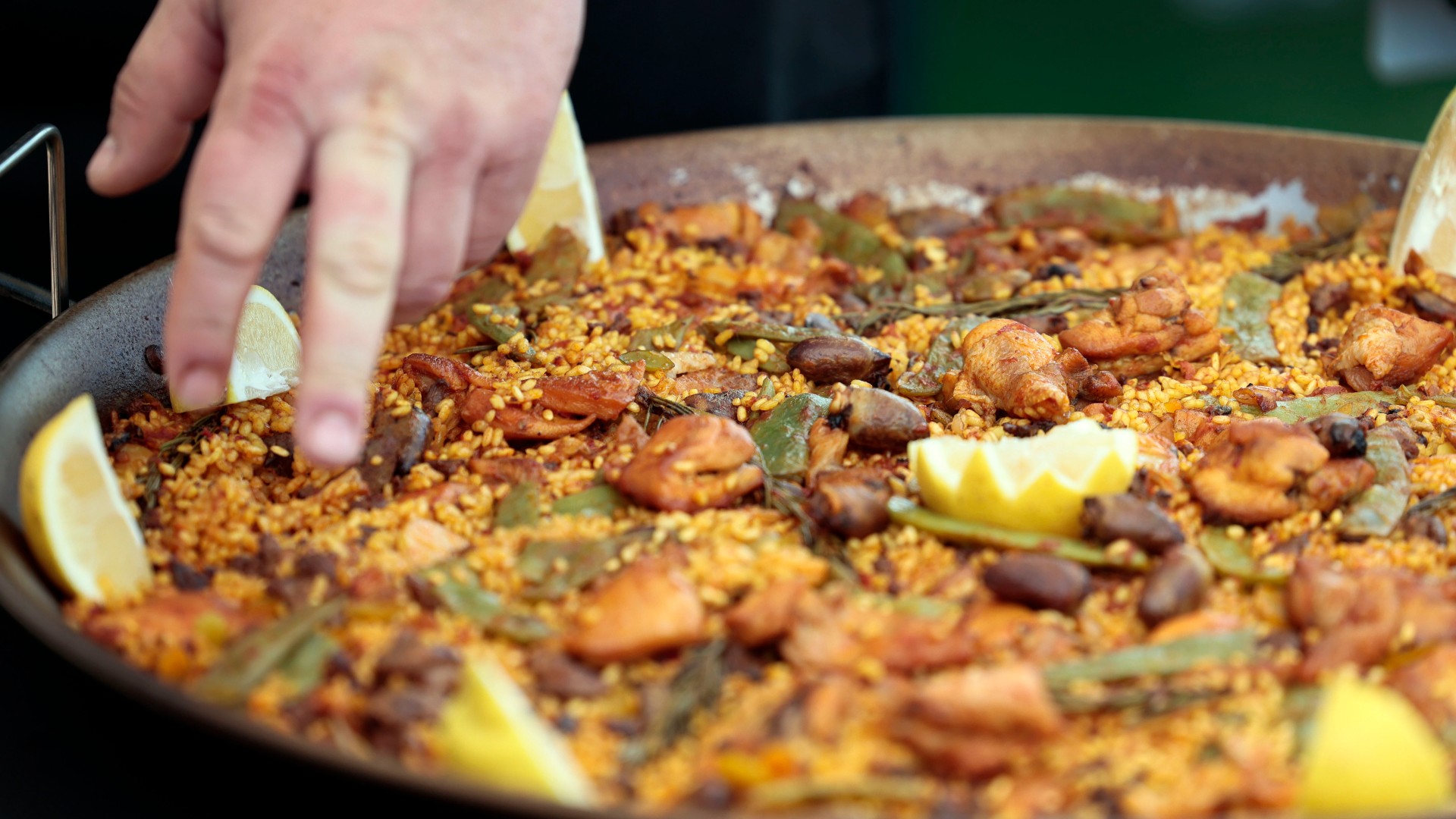 La mejor paella del mundo se hace en fuego de leña