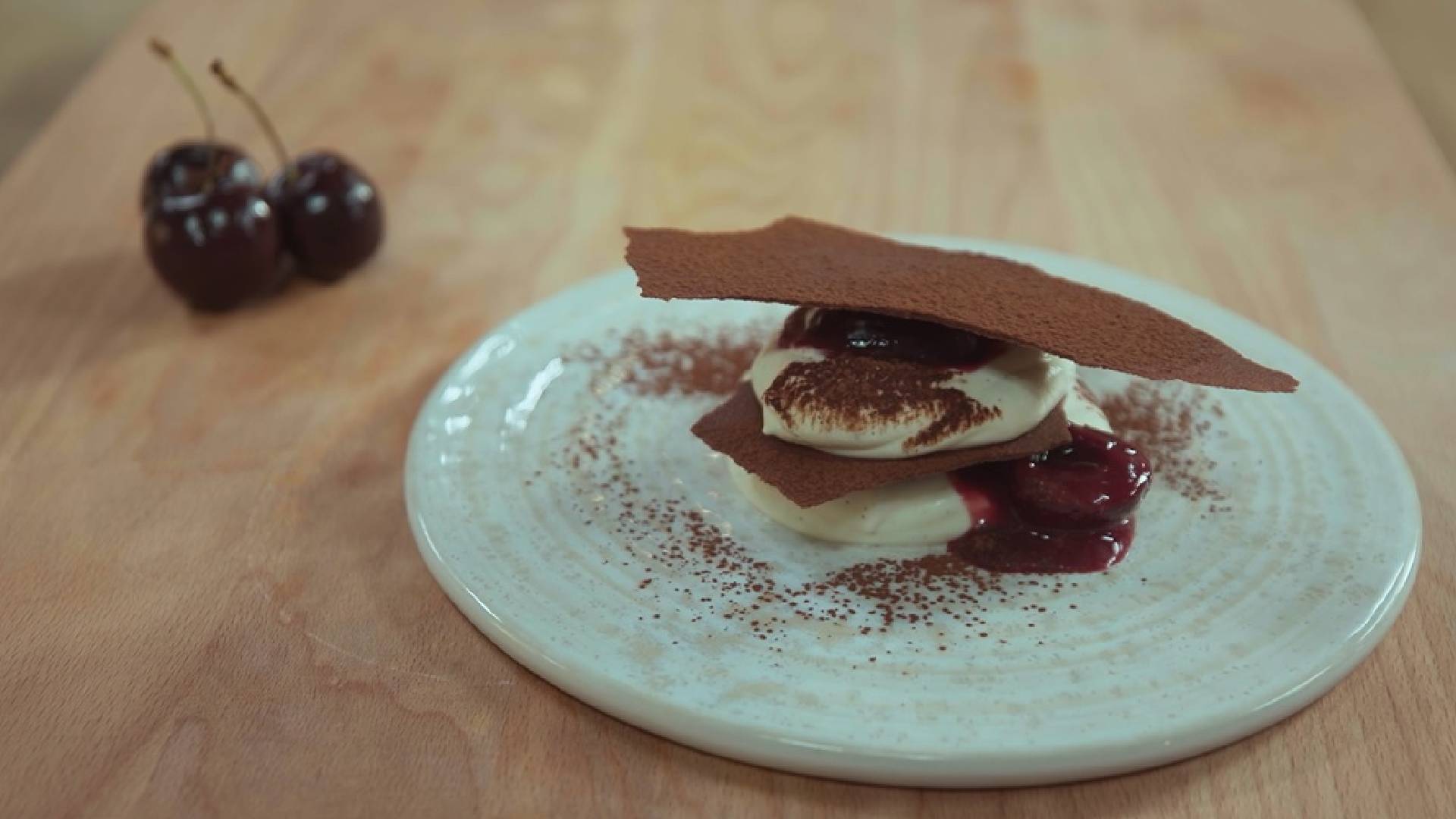 Receta de milhojas de cereza y nata | Menudos Torres