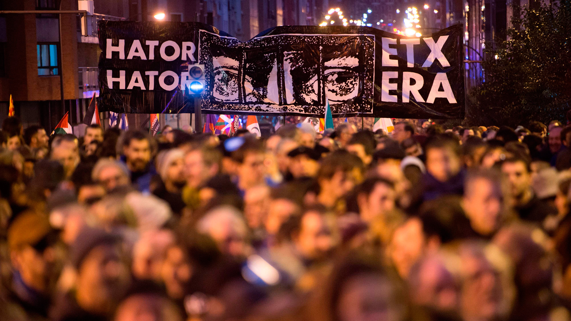 Decenas de miles de personas se manifiestan en Bilbao contra la ...