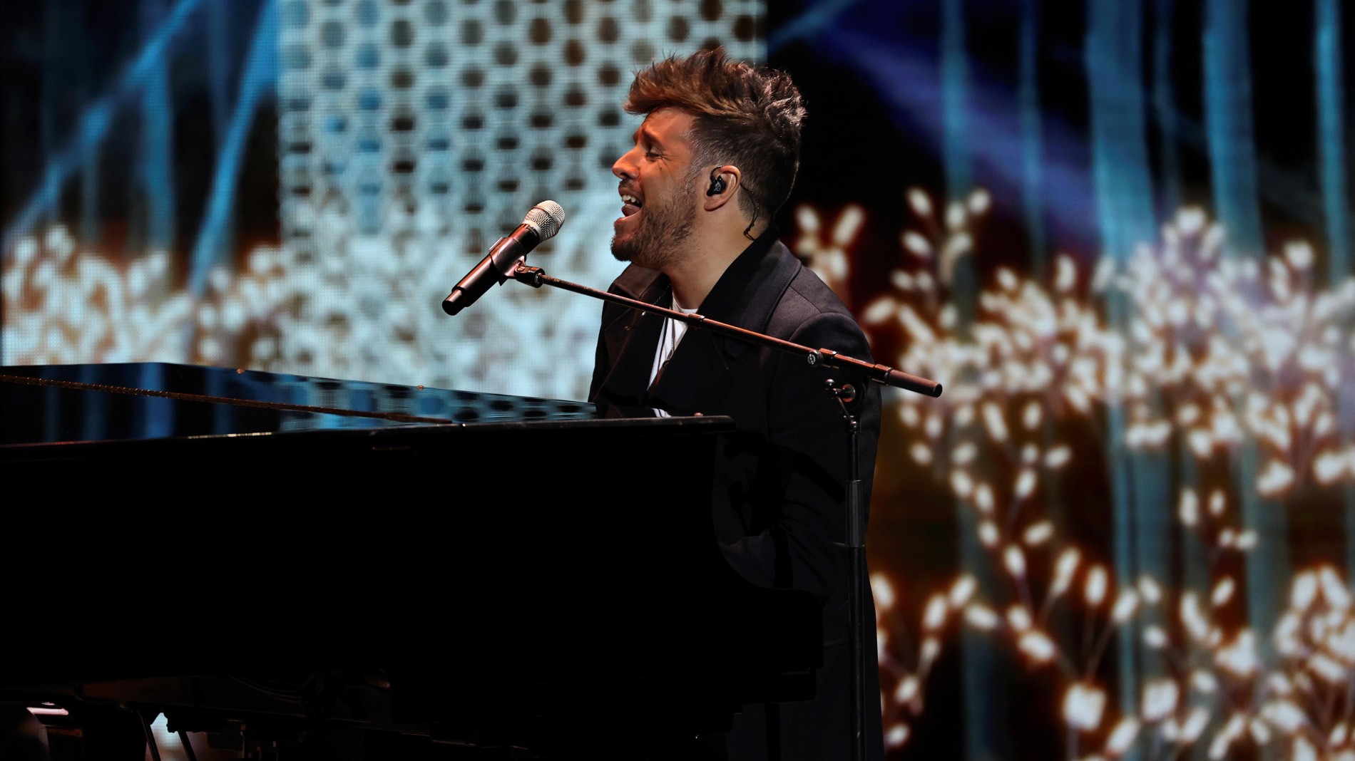 Pablo López Interpreta La Niña De La Linterna En La Gala De Los Premios Forqué