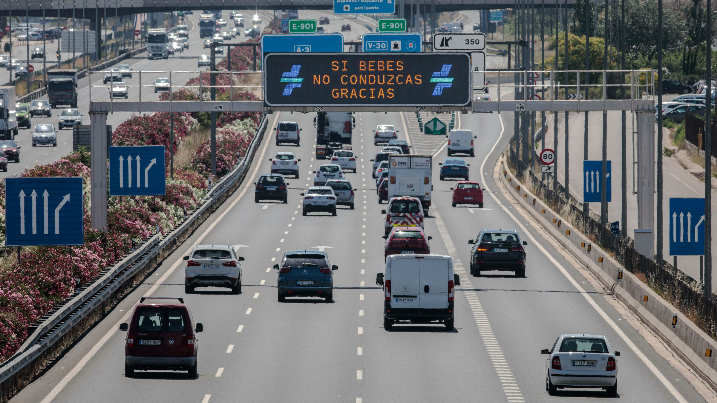 Aumenta la afluencia de coches en las carreteras | RTVE.es