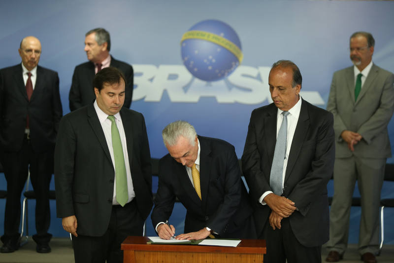 El presidente de Brasil, Michel Temer, firma el decreto de intervención federal en el estado de Río de Janeiro