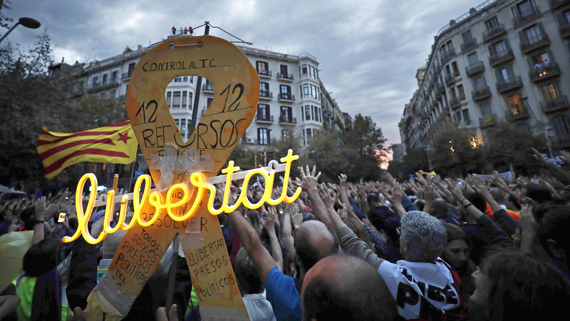 Cataluña en directo | Miles de manifestantes se concentran frente a Jefatura Policía en Barcelona