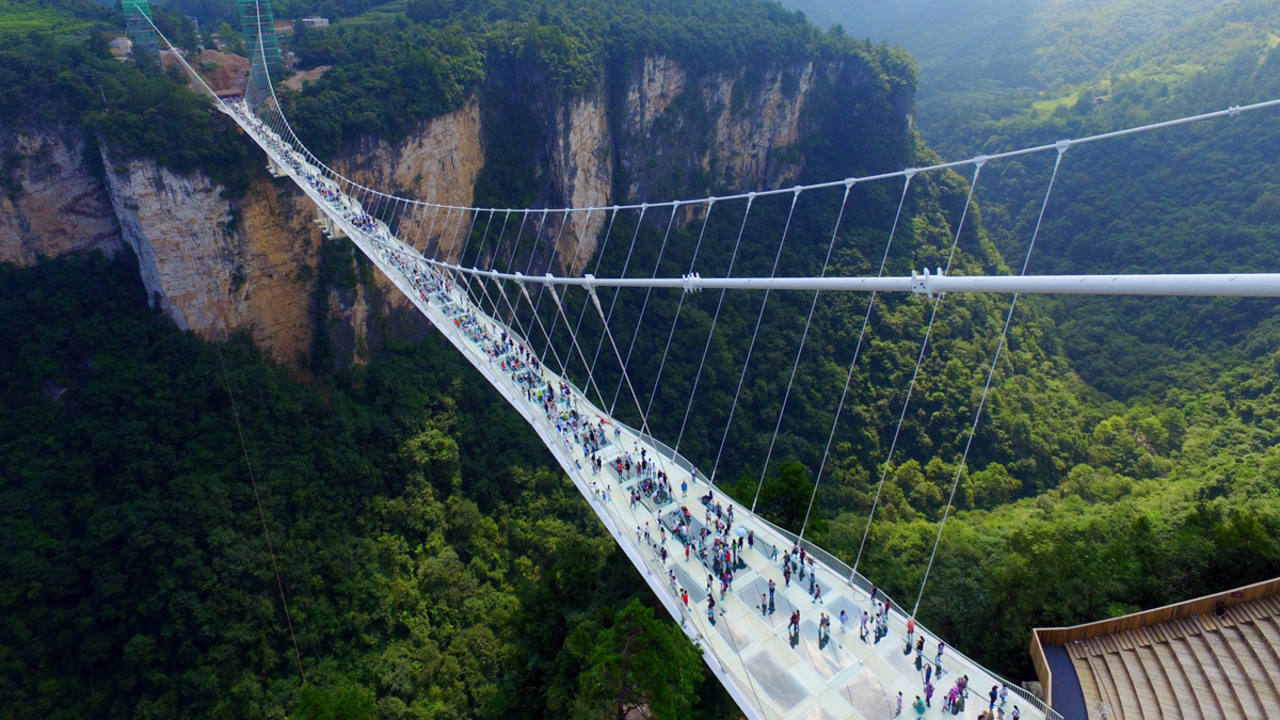 Espera un minuto Alcalde Corte China inaugura el puente de cristal más largo y alto del mundo sobre un  parque natural - RTVE.es