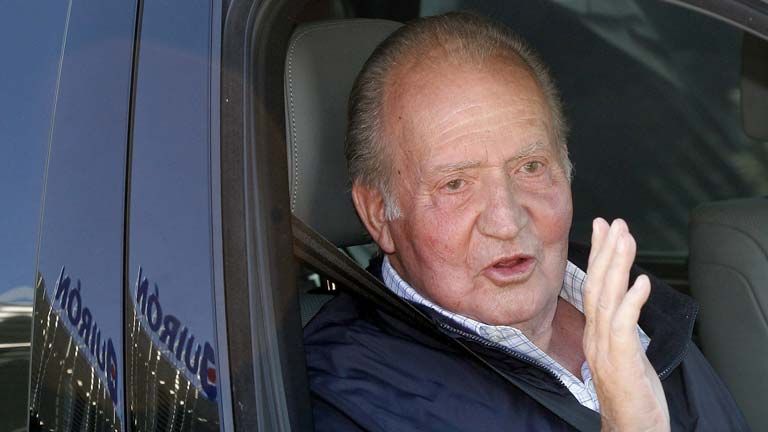 Don Juan Carlos abandonó la clínica y bromeó con los periodistas