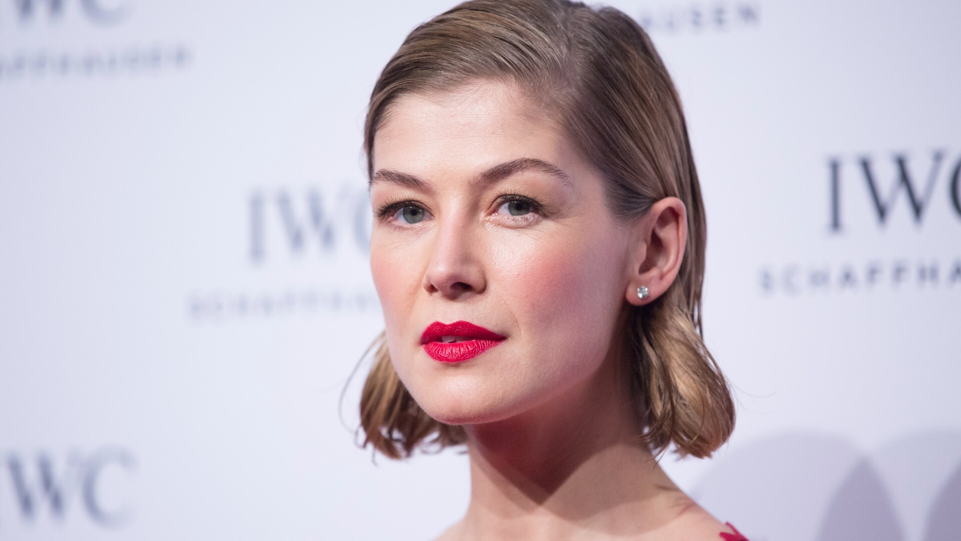 Rosamund Pike, la otra cara de la cruel protagonista de 'I Care a Lot'