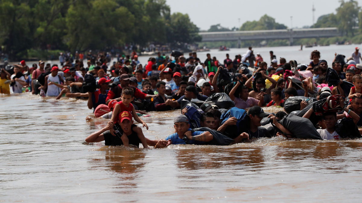 Migrantes cruzan a pie el río que separa Guatemala y México | RTVE