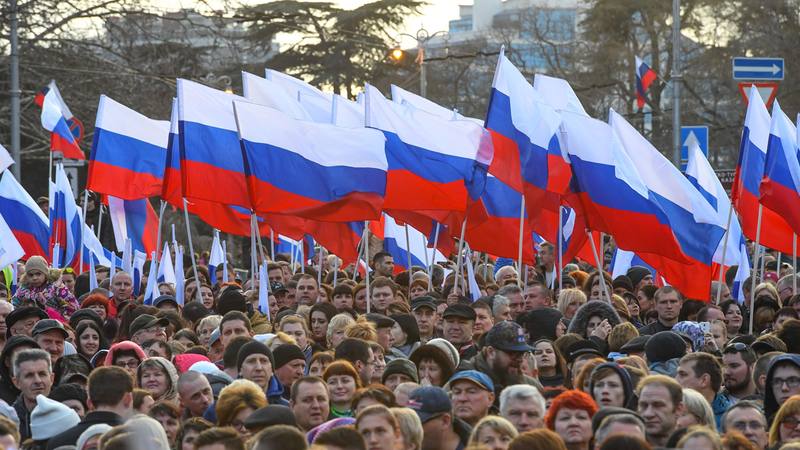 Simpatizantes de Putin agitan banderas rusas en un mitin electoral en Crimea