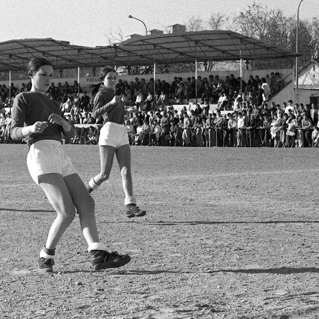 Tablero deportivo – La biblioteca de Líbero: El primer partido de fútbol femenino jugado en Euskadi