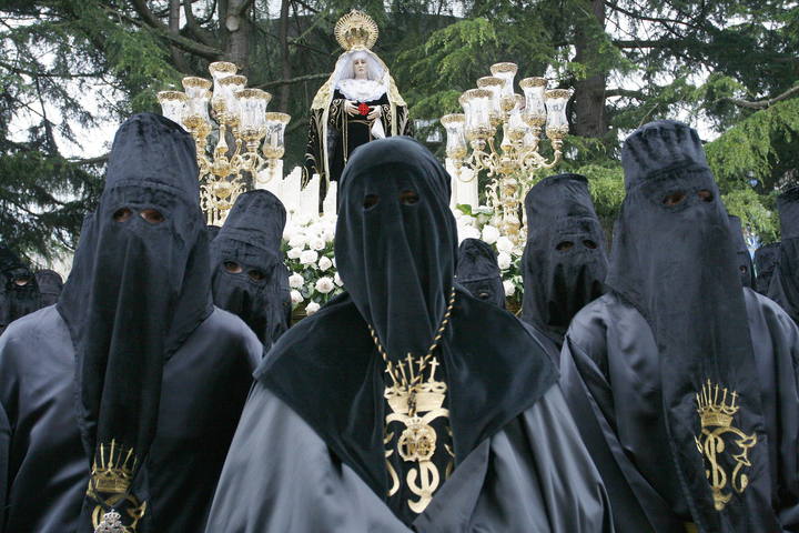 Talla de la Virgen de los Dolores de la Cofradía de los Dolores, durante la procesión del Traslado que el Viernes Santo recorre las calles de Ferrol