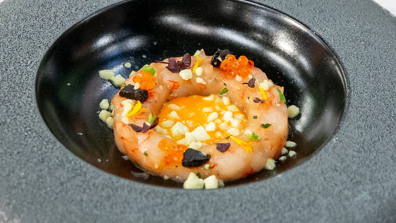 Tartar de gamba roja, romescu de kimchi, roca nitro de aguacate, huevas ...