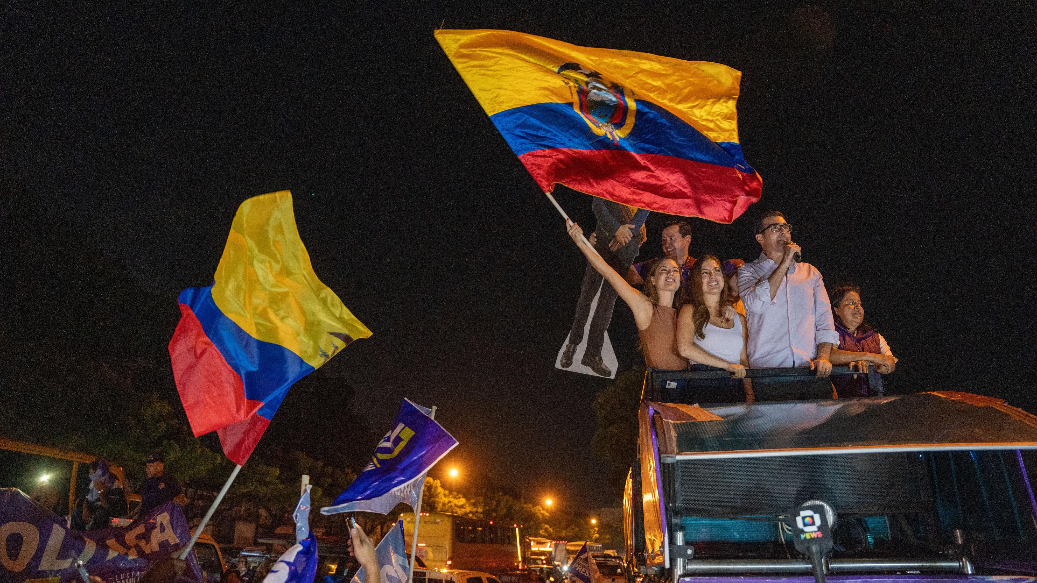 Ecuador asesta un “duro golpe” contra la banda criminal Los Lobos y detiene a 65 miembros – Yahoo Home