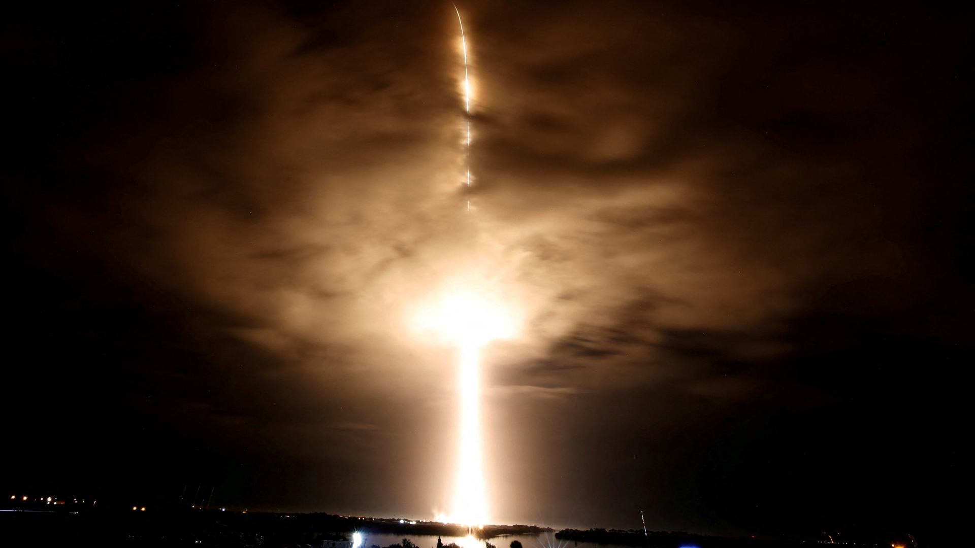 Una tormenta espacial derriba 40 de los 49 satélites Starlink lanzados por SpaceX hace una semana